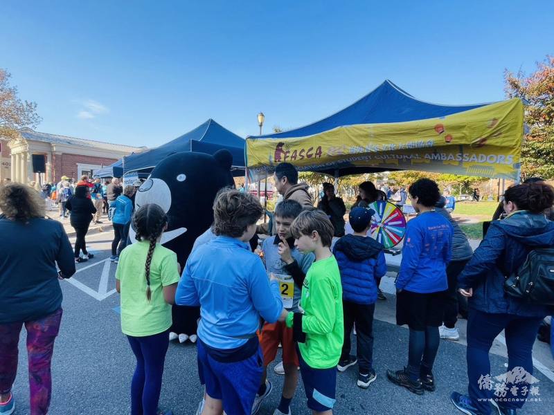 當地民眾熱情支持臺裔青年文化攤位