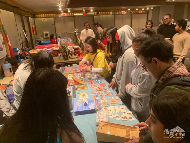 現場攤位人潮絡繹不絕