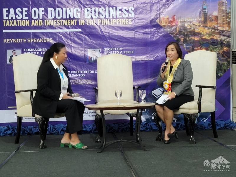 Vivian Santos（右）答覆與會人士所提出對菲律賓特區管理局業務問題