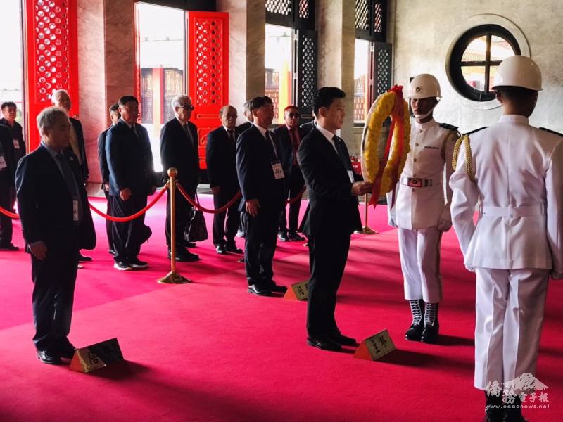 忠烈祠獻花致敬