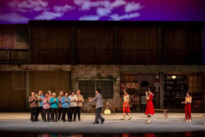 音樂劇「半島風聲 相放伴」18日將重返屏東演藝廳演出，屏東縣文化處表示，全劇以台語、民謠、四句聯交互並陳的語言表現，生動呈現傳藝師們的學藝歲月，不僅充滿恆春民謠的音樂性與文學性，更滿載真實細膩的生活記憶。（屏東縣政府提供）