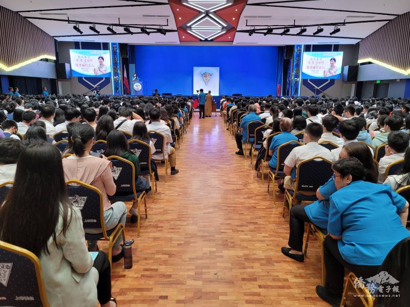 馬儷玲向與會人士扼要介紹主講人宋慧慈老師