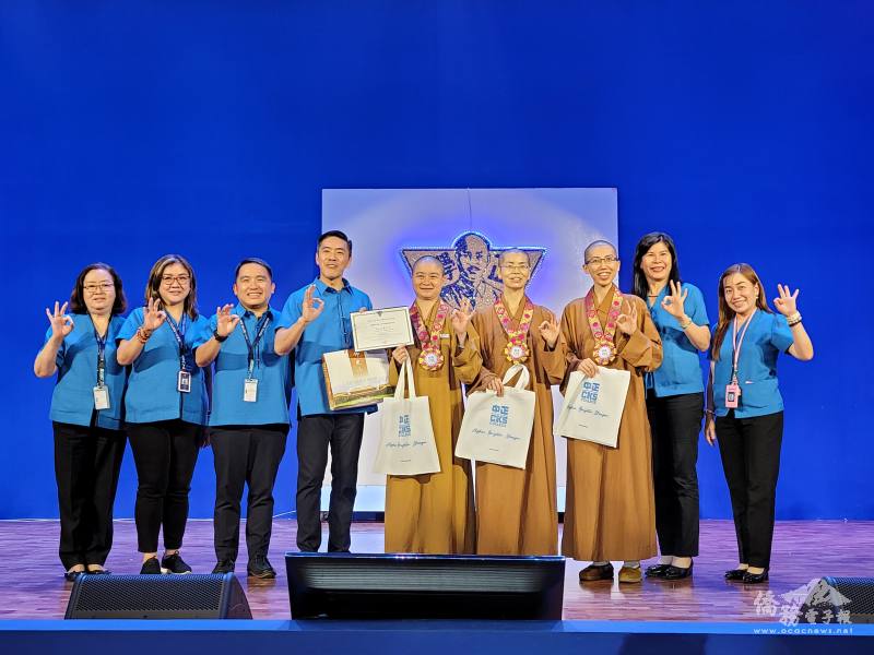 葉啟明（左4）與知頤法師（中）互贈紀念品