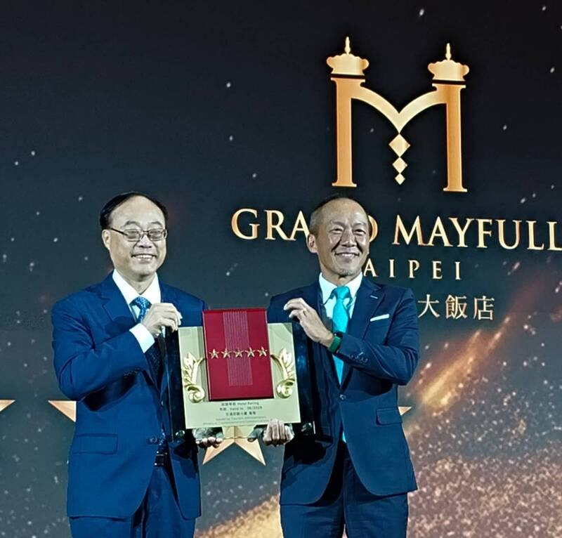 交通部觀光署舉辦星級飯店評鑑，8日在台北頒獎表揚蟬聯卓越五星殊榮的台北美福大飯店，由觀光署長周永暉（左）頒發獎牌給美福大飯店董事長李國禎（右）。