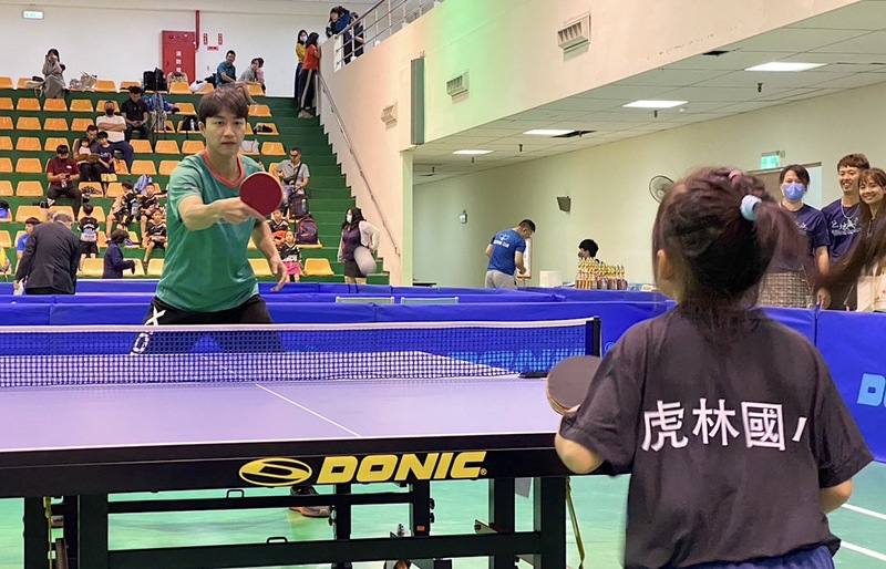 「第一屆巨城乒乓全國幼童桌球錦標賽」9日在新竹市立體育館舉行開幕式，桌球好手江宏傑（左）到場與小選手互動、切磋球技。