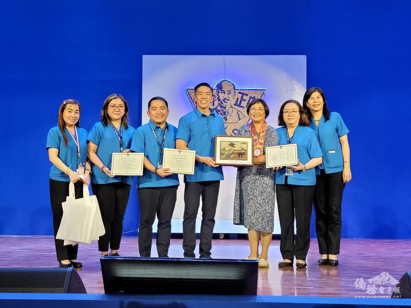 葉啟明（中）頒發感謝狀及贈送紀念品予主講人宋慧慈（右3）