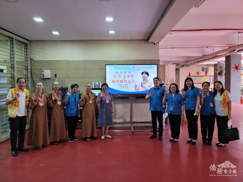 宋慧慈（中）抵達中正學院時，受到校長葉啟明（右5）等人的熱烈歡迎