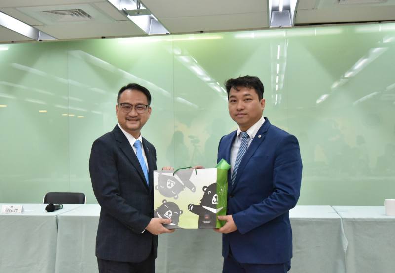 阮昭雄（左）及中小企業總會副理事長林倬立（右）