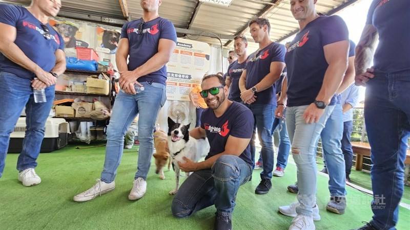 Australian firefighters make donation to New Taipei dog refuge