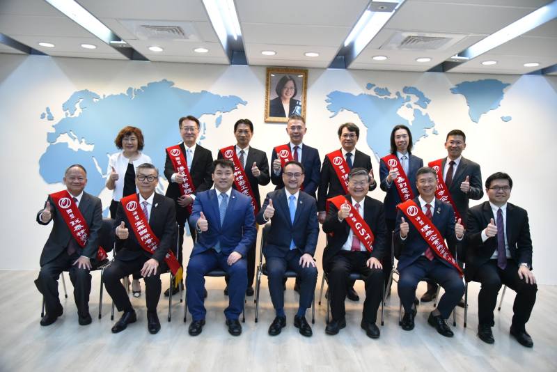 僑務委員會副委員長阮昭雄（前排中）與榮獲本屆海內外磐石奬10位獲獎企業代表合影留念