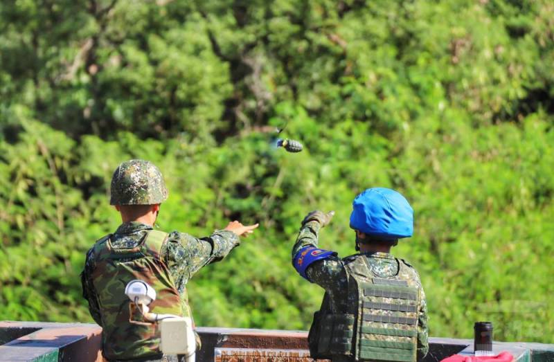 陸軍步兵第302旅日前實施112年志願役預備軍官班及112-6梯志願士兵「手榴彈實彈投擲」。（陸軍第十軍團提供）
