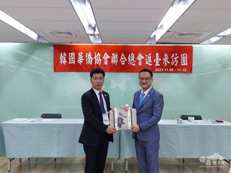 副委員長阮昭雄(右)致贈訪團紀念品