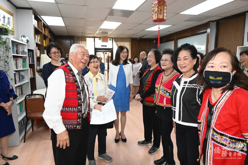 院長許勝弘(前左1)身著原住民服飾與師生歡迎前來的賓客