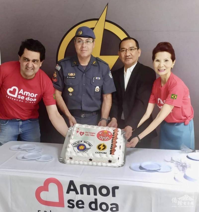 左一起Adreano Lopes、Carlos Henrique Lucena上校、尤正才、支黃秀莉一起合切蛋糕
