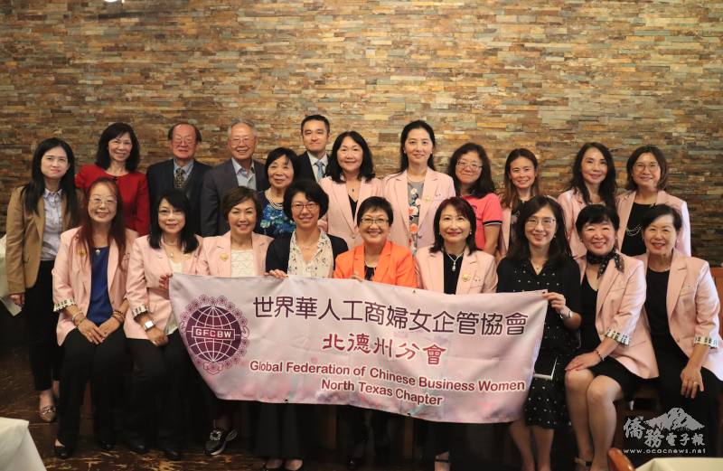 世華婦女會北德分會與僑委會委員長徐佳青合影