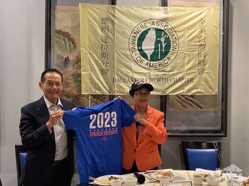 蔡靜燦贈送德州遊騎兵2023美國職棒大聯盟首座世界大賽冠軍紀念品