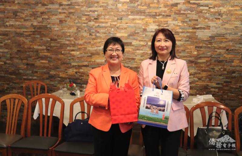 世華婦女會會長廖于萍致贈紀念品予僑務委員長徐佳青