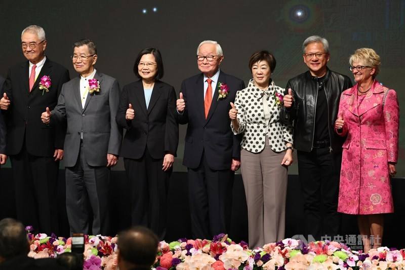 TSMC founder and K. T. Li Award recipient Mosrris Chang (center) and his wife Sophie Chang (third right) give their thumbs up along with President Tsai Ing-wen (third left), former Vice President Vincent Siew (second left), Nvidia founder Jensen Huang (se