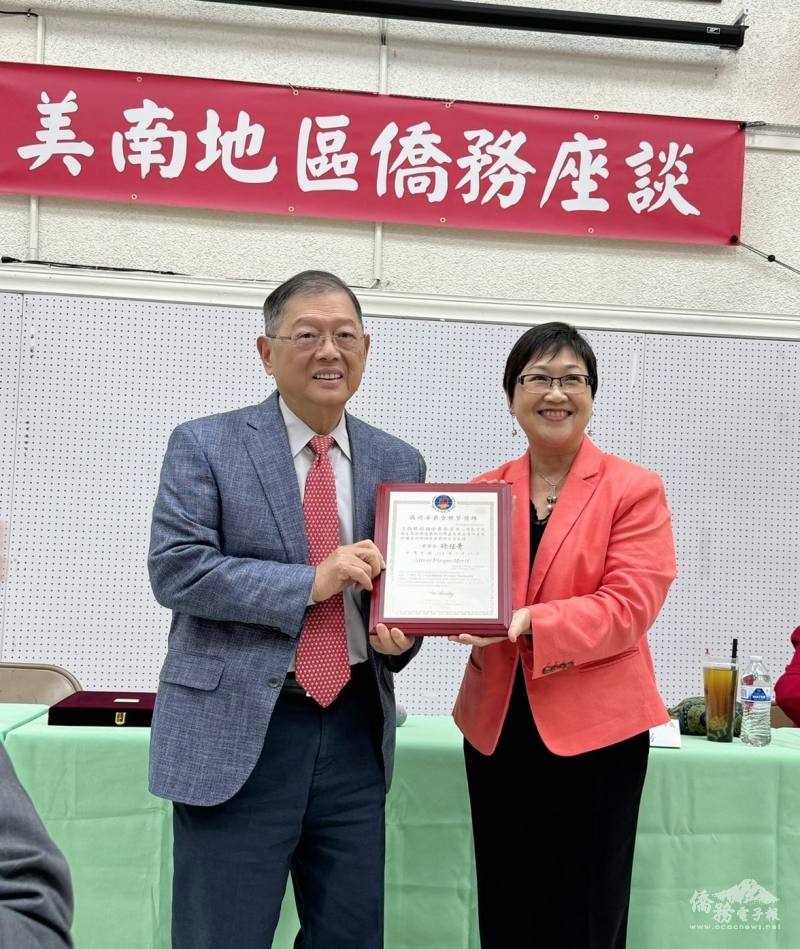 徐佳青頒發「僑務委員會銀質獎牌」予僑務諮詢委員王敦正