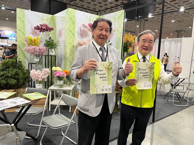 為媒合台灣花卉進入市場，農糧署10日起舉辦第3屆台灣花卉品種推介會，農糧署長胡忠一（右）表示，今年將展出1700個品種，預計會有1萬5000人次看展、採購，日本、荷蘭也來台參展。