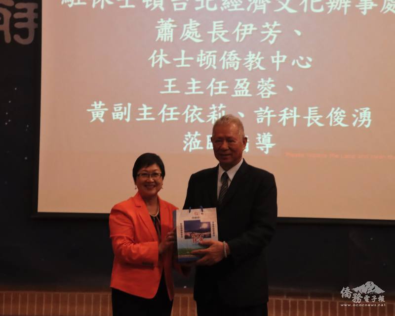 委員長徐佳青致贈紀念品給慈濟達拉斯分會執行長凌源良