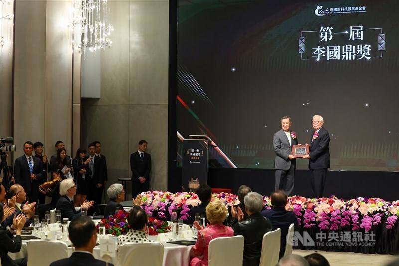 TSMC founder Morris Chang (on stage, right) receives the honor from former Vice President Vincent Siew (on stage, left) in Taipei Thursday. CNA photo Nov. 9, 2023