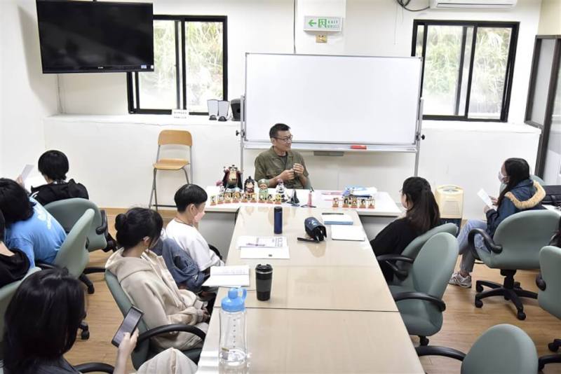 華梵大學宣布將每學期的第10週訂為「生命設計週」，佛教學院院長冀劍制（後中）開設「勇氣工作坊」，鼓勵學生討論個人的內在恐懼，並設計冒險方式，在「生命設計週」實踐挑戰人生的計畫。（華梵大學提供）