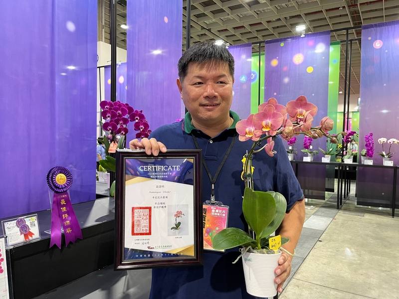 農糧署10日起在南港展覽館舉辦第3屆台灣花卉品種推介會。牛記花卉農場負責人吳柏良說，這次育成獲獎的新品種是全球首個商品流通品種的鮭魚粉顏色的蘭花，將展開量產作業，估5年後上市前做品種權登記。