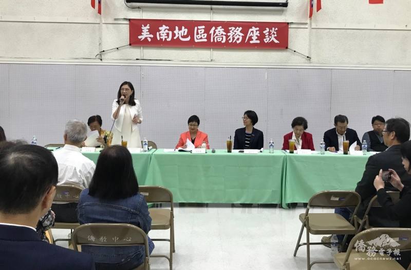 休士頓文教中心主任王盈蓉致詞