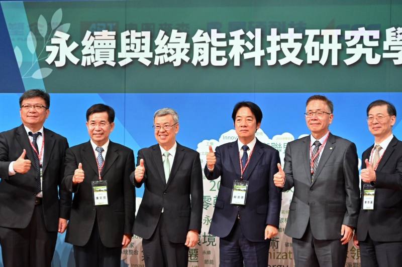 陳院長10日出席中央大學「永續與綠能科技研究學院」揭牌典禮照片