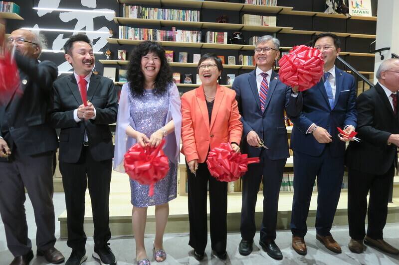 紐約華僑文教服務中心整修9個月，10日重新開幕，僑委會委員長徐佳青（中）參與剪綵。(圖：中央社)