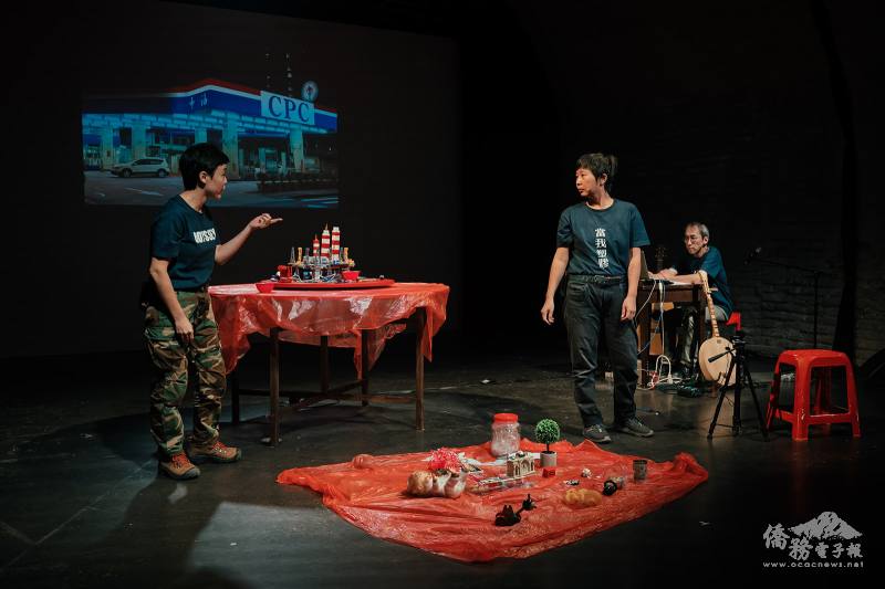 《在聚合世代採集時間》在慕尼黑與柏林上演，透過日常生活中常見的「塑膠製品」訴說石化工業史和產業勞工故事 (Tobias Zangl所提供)