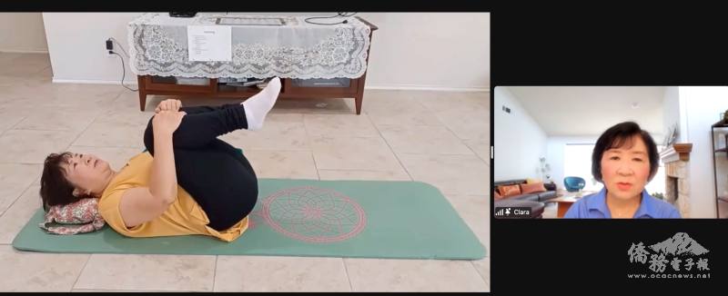 薛正和示範透過肌肉伸展來預防、減緩脊椎的病變