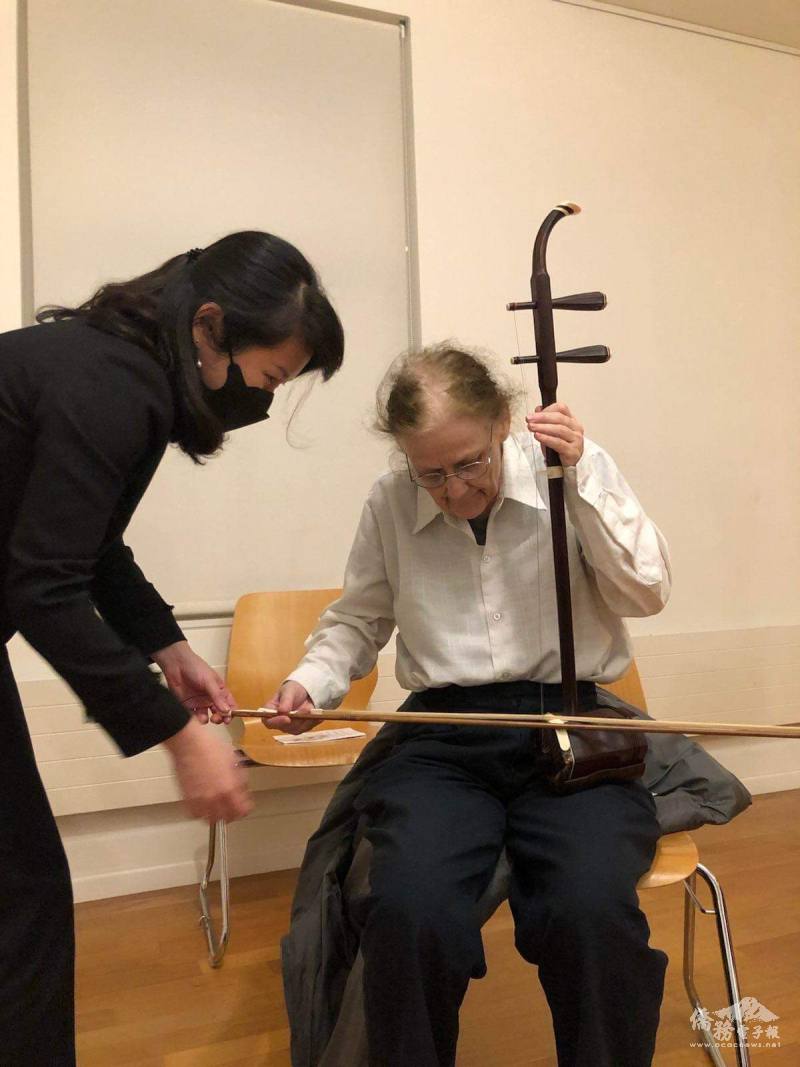 瑞士觀眾體驗樂器二胡