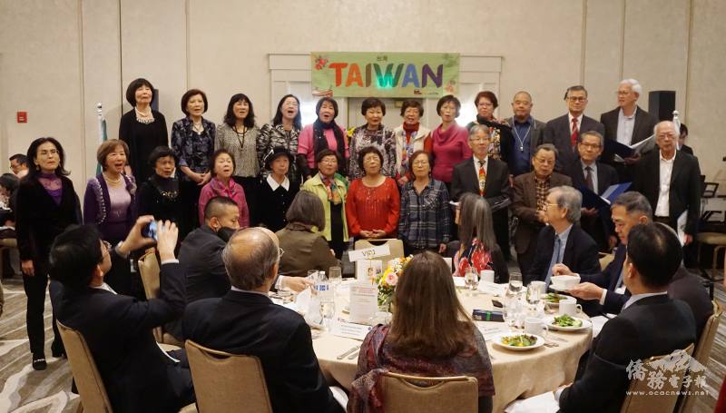 感恩餐會上﹐大華府臺灣合唱團帶來精彩表演