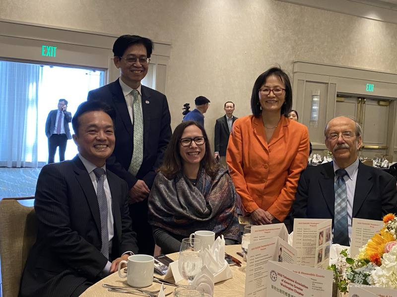 美國在臺協會（AIT）主席羅森柏格(前中)，臺灣駐美副代表鄭榮俊(前左)﹐臺灣人公共事務協會(FAPA)會長簡明子(後左)﹐華府臺灣同鄉會會長賴霓緣(後右)﹐曾長期在FAPA工作的Gerrit van der Wees(前右)合影