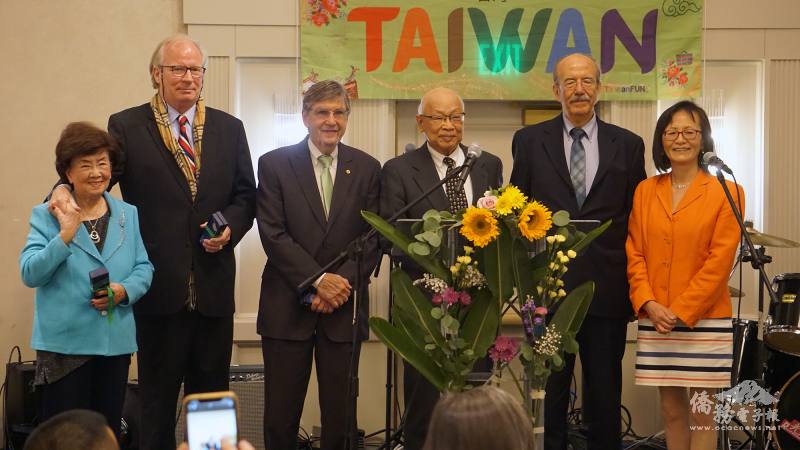 華府臺灣同鄉會會長賴霓緣(右一)頒發社區貢獻獎，分別是曾在臺灣人公共事務協會(FAPA)長期服務的昆布勞(Coen Blaauw﹐左二)和Gerrit van der Wees(右二)﹐民進黨駐美代表辦公室主任彭光理(左三)﹐趙夏蓮(左一)和許福連(右二)