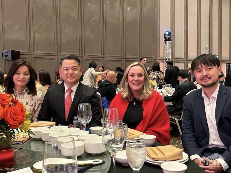 紀欽耀夫婦與洛杉磯郡監督Kathryn Barger（右2）及蒙市槍擊案英雄Brandon Tsay（右1）合影