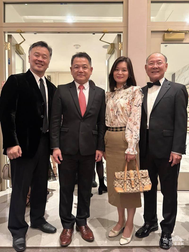處長紀欽耀夫婦出席聖馬利諾華人協會2023年會與滿任會長陳秋昌（左1）及新任會長許嗣堯（右1）合影