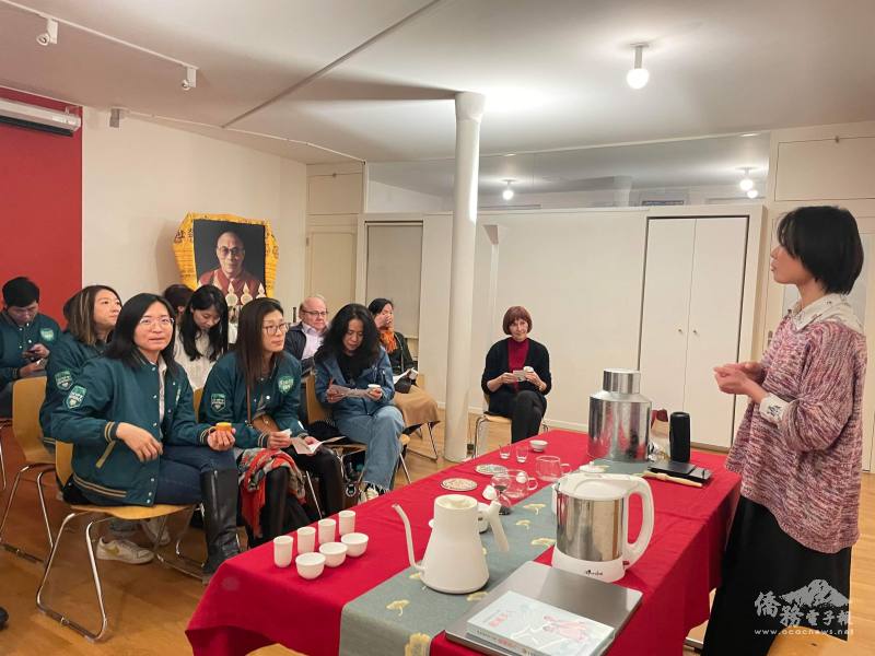 陳安吉（右）介紹臺灣茶