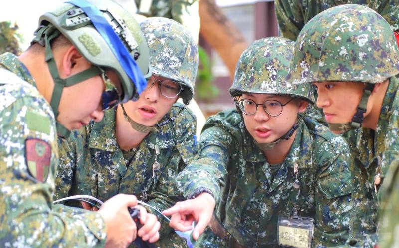 陸軍步兵第302旅日前實施112-6梯志願士兵「兵器教練」課程。（陸軍第十軍團提供）