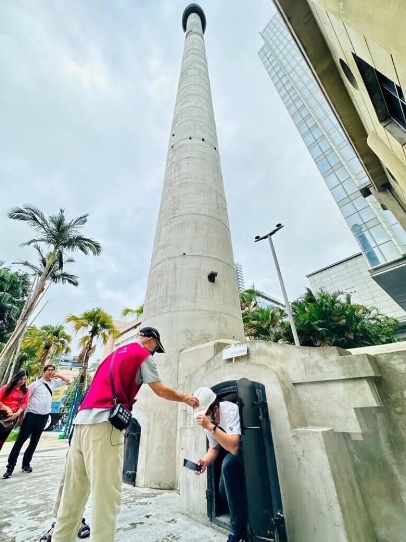 松山文創園區響應2023打開台北（Open House Taipei）活動，今年首度限時開放禁止進入場域，包含鍋爐房煙囪道內等處，11日上午不到9時就有民眾排隊等候進入36公尺高的鍋爐房煙囪道內。（松山文創園區提供）
