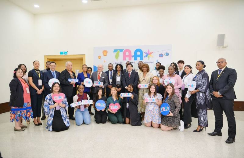 外交部常務次長陳立國、外交使節團團長暨聖文森及格瑞那丁駐台大使柏安卓（Andrea Clare Bowman）等8國友邦駐台大使以及聖國駐聯合國常代金蘭妲（Inga Ronda King），與112學年外交部台灣獎學金優秀獲獎生於「留台校友會」（TAA）打卡點合影。