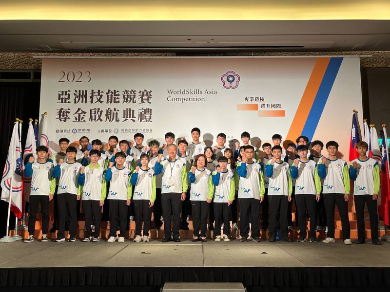 2023亞洲技能競賽26至30日將在阿拉伯聯合大公國阿布達比登場，勞動部長許銘春（前中）13日出席奪金啟航典禮表示，這次共遴選31名國手參加29個職類，期望大家都能奪金回來。