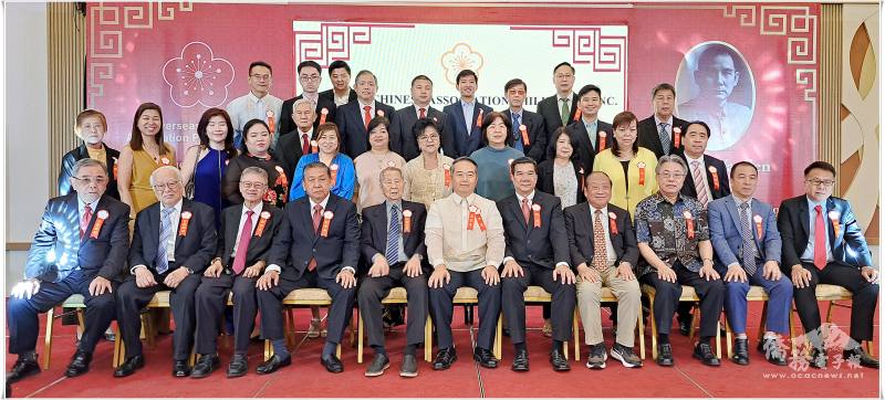 駐菲律賓大使周民淦與菲華僑聯協會第13屆理事會幹部合影