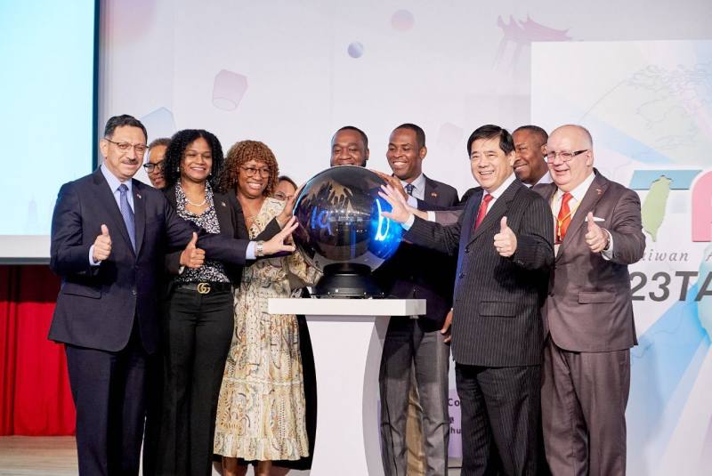 外交部常務次長陳立國（右三）、外交使節團團長暨聖文森及格瑞那丁駐台大使柏安卓（Andrea Clare Bowman）（左四）、聖國駐聯合國常代金蘭妲（Inga Ronda King）（左二）及其他在場之8國友邦駐台大使共同啟動TAA臉書成立大會點燈儀式。