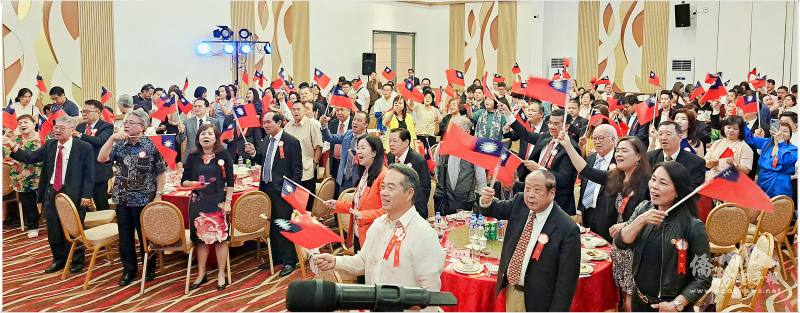 大會現場所有出席賓客合唱愛國歌曲，旗海飄揚、氣氛感人