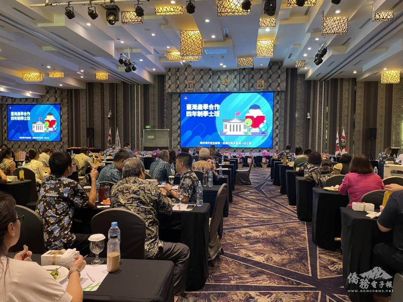 駐印尼代表處僑務組宣導海青班四年制學士班