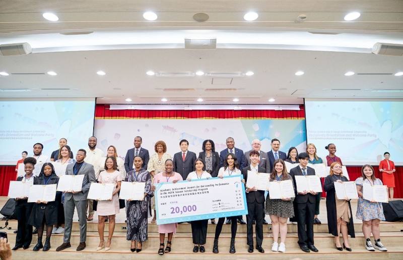 外交部常務次長陳立國（右三）、外交使節團團長暨聖文森及格瑞那丁駐台大使柏安卓（Andrea Clare Bowman）（左四）、聖國駐聯合國常代金蘭妲（Inga Ronda King）（左二）及其他在場之8國友邦駐台大使共同啟動TAA臉書成立大會點燈儀式。