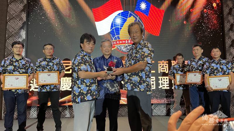 勿加泗臺商會第2屆理事團隊交接，第2屆理事長林茂松(左)與第1屆監事長盧慶生(右)交接，並由駐印尼代表處大使陳忠監交(中)